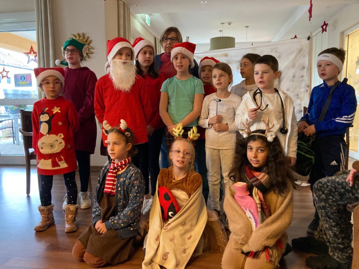 Weihnachtszauber: Kinder erfreuen Senioren in Wenzenbach