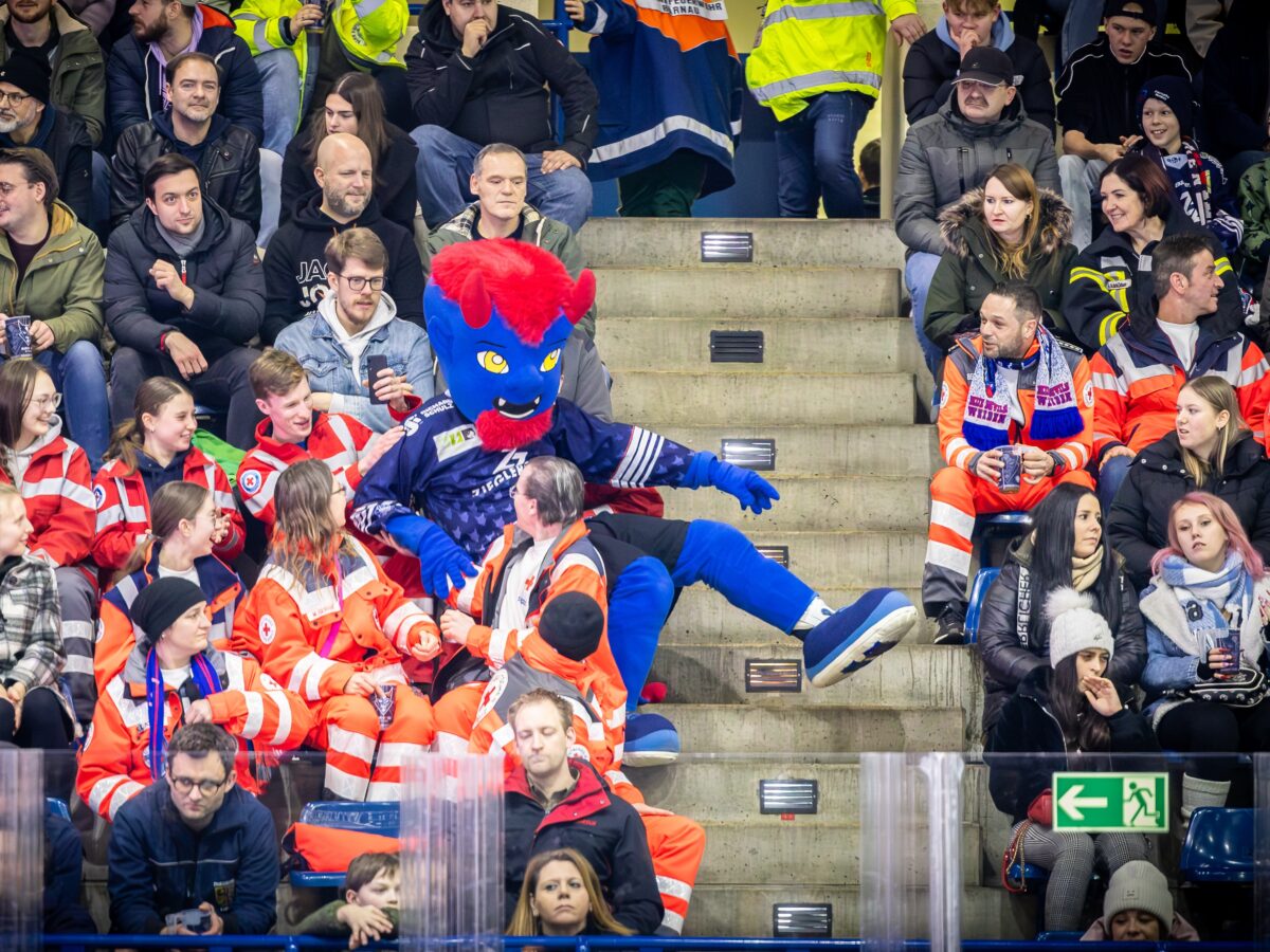 Blaulicht-Tag in Weiden: Blue Devils bedanken sich bei den Einsatzkräften