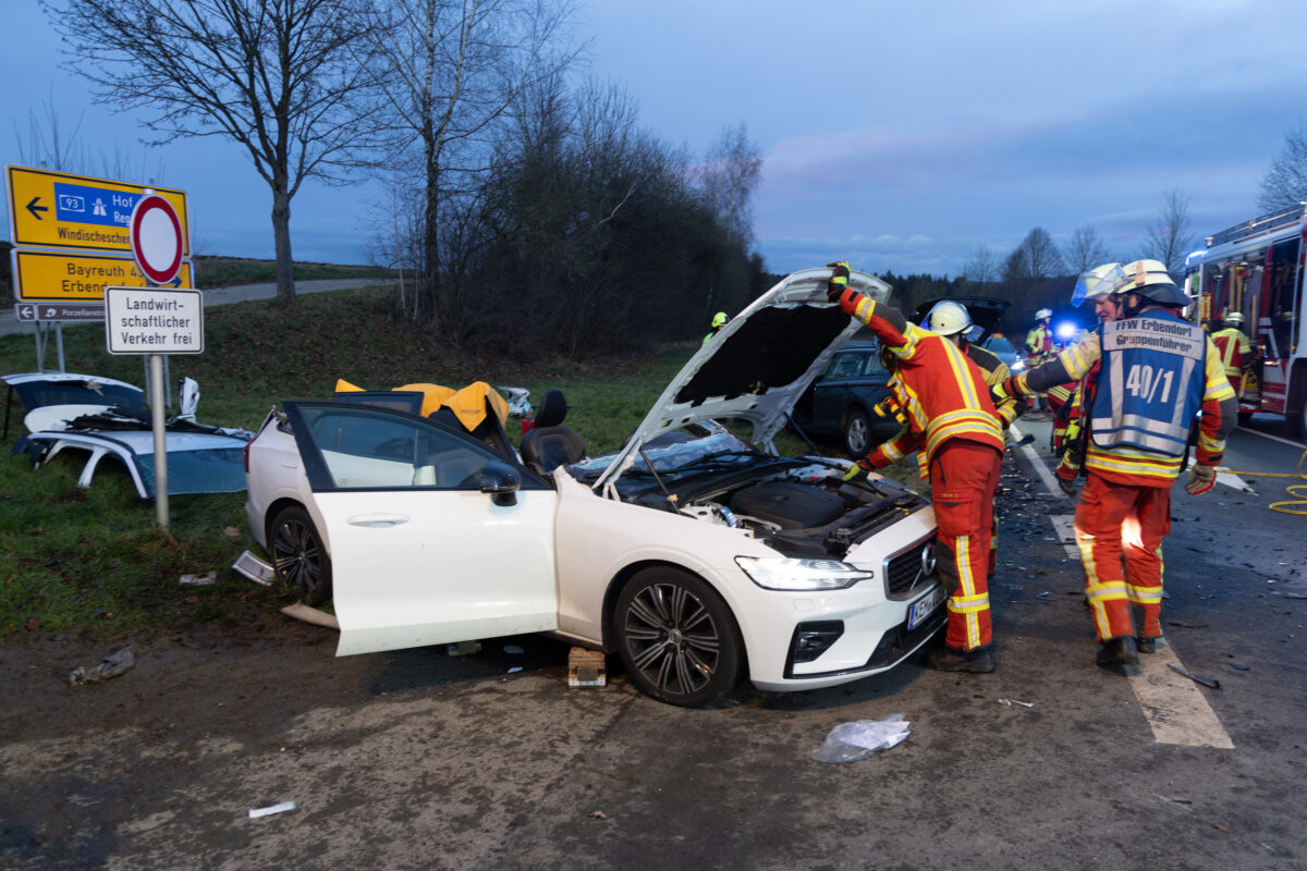 [Update] Schwerer Unfall bei Krummennaab fordert Einsatz von schweren Rettungsgeräten
