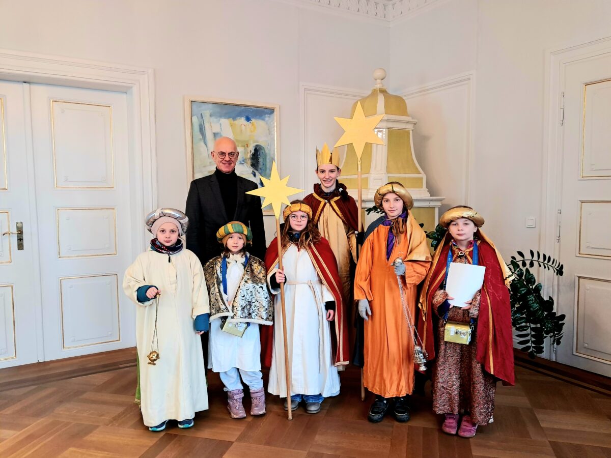 Sternsinger besuchen Regierung der Oberpfalz