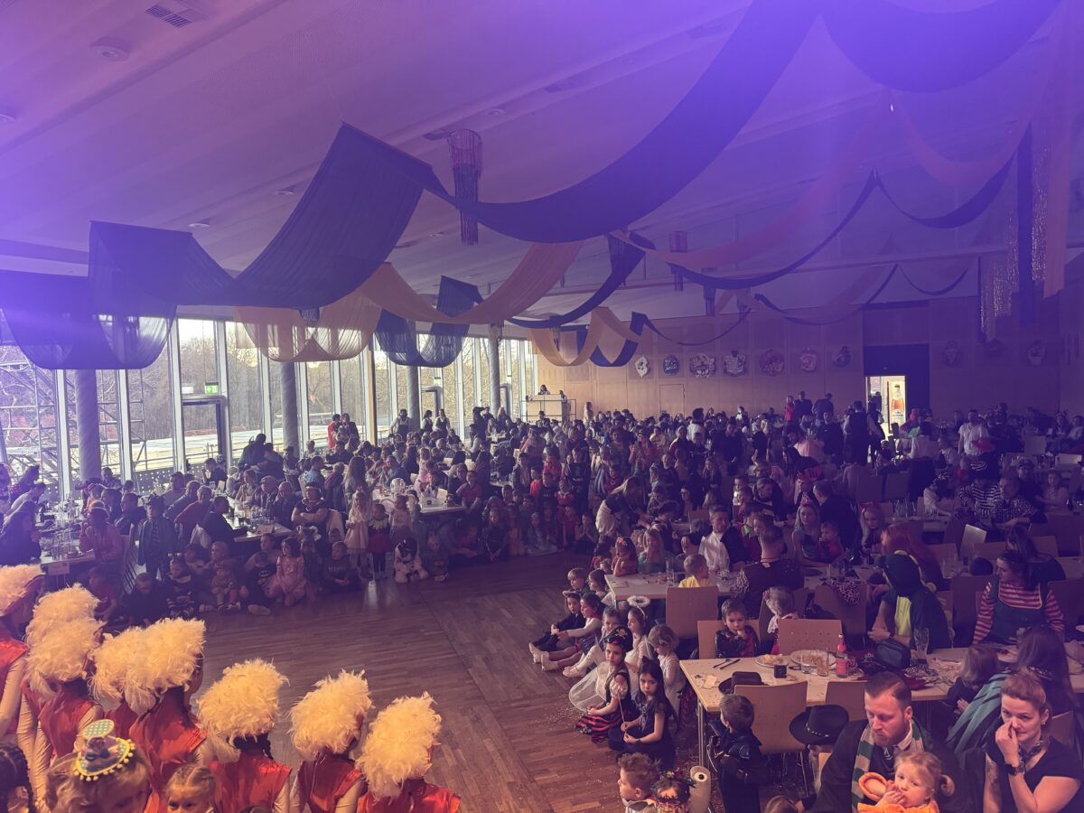 Ausgelassene Stimmung beim Kinderfasching in Neustadt