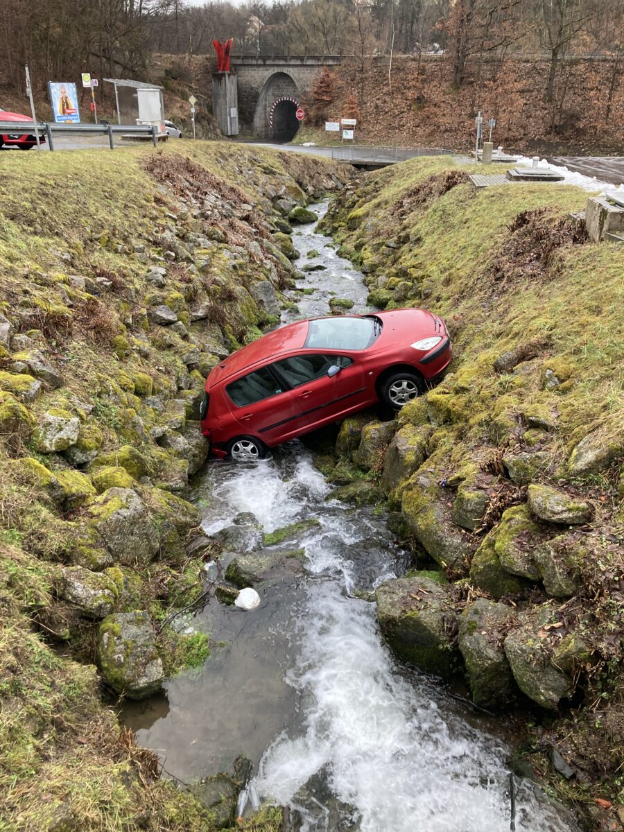 Auto landet im Bach, Lkw kippt um: Turbulenter Montag für Polizei