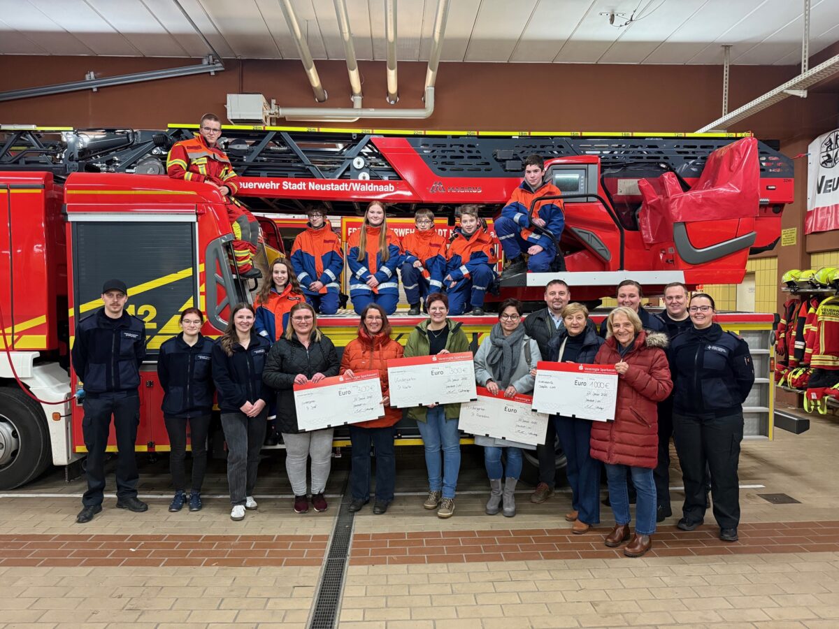 Christbäume für den guten Zweck –Jugendfeuerwehren spenden Erlös