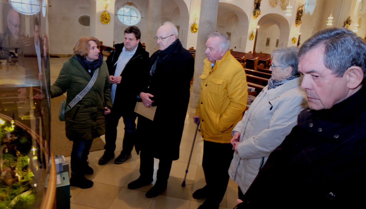 Bischof besucht Jahreskrippe in Floß