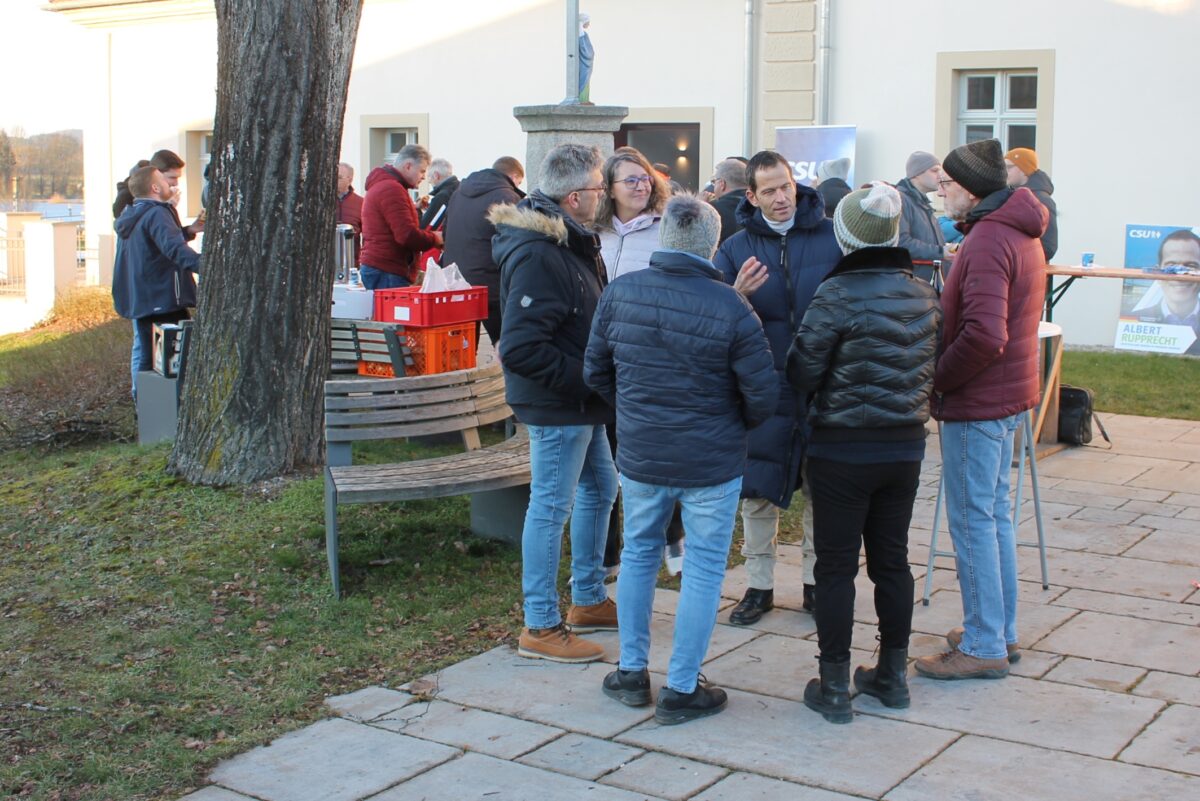 CSU Wintergrillen in Trabitz lockt über 30 Bürger an