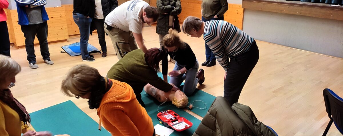 Ersthelfer-Training in Mantel betont Wichtigkeit von Defibrillatoren