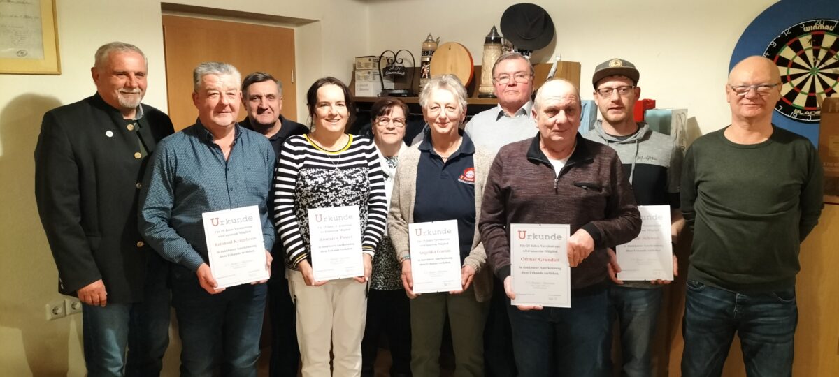 FC-Bayern-Fanclub Weiherhammer ehrt Mitglieder