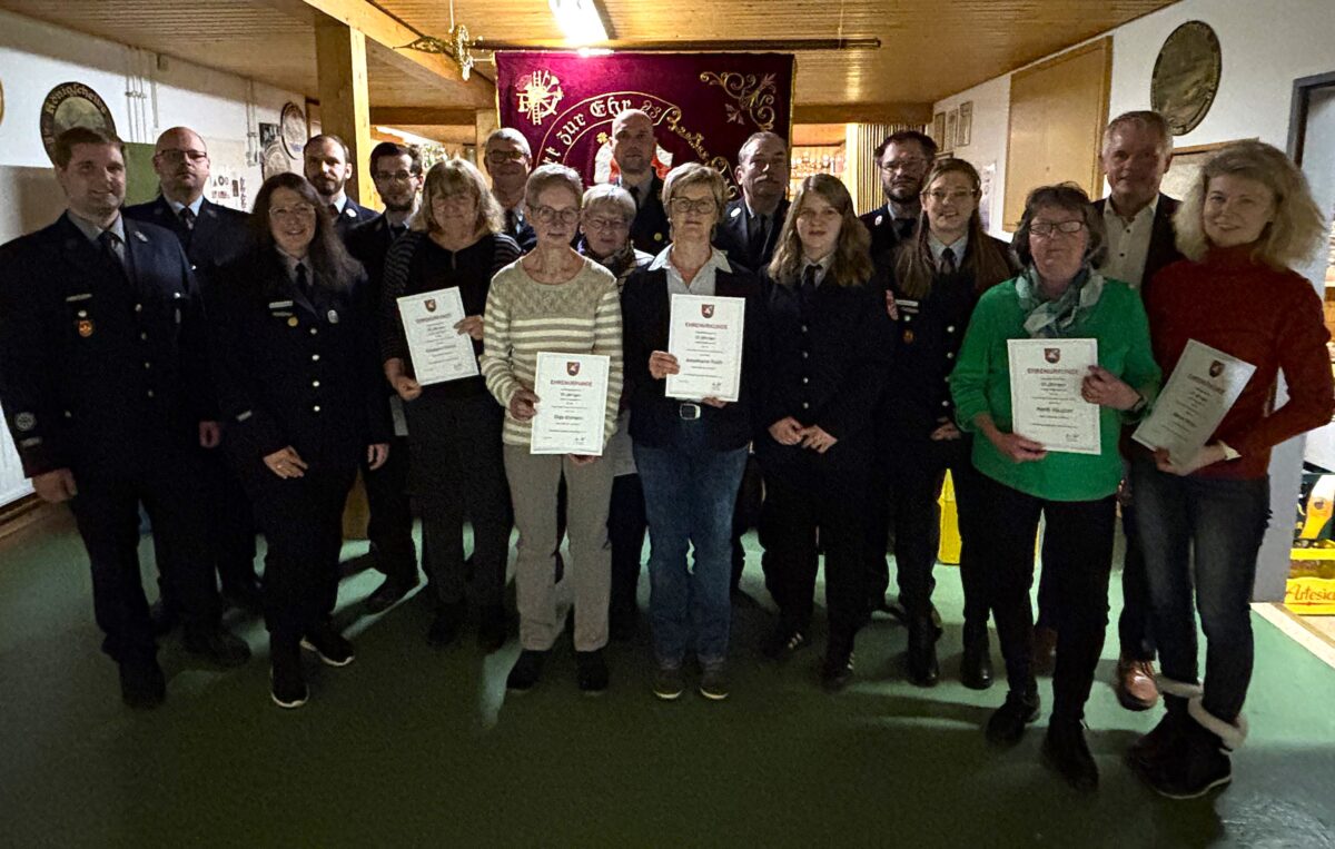 Feuerwehr Altenhammer ehrt Mitglieder und wählt Vorstand