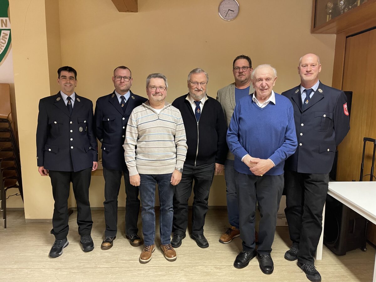 Feuerwehr Pechbrunn ehrt treue Mitglieder