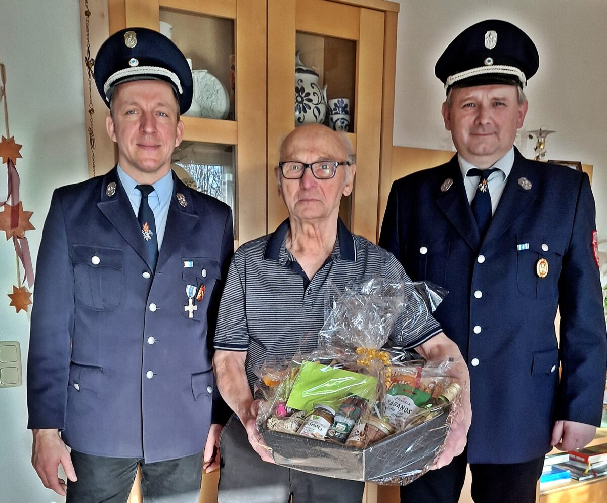 Feuerwehr ehrt Karl Rauh zum 80. Geburtstag