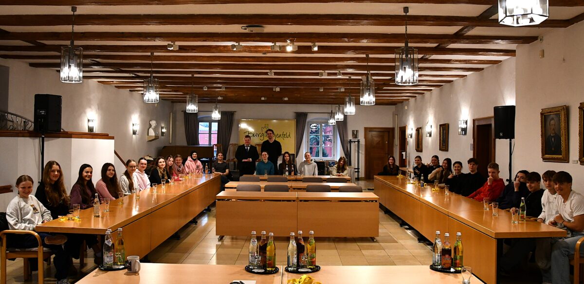 Gymnasiasten erkunden Rathaus Burglengenfeld