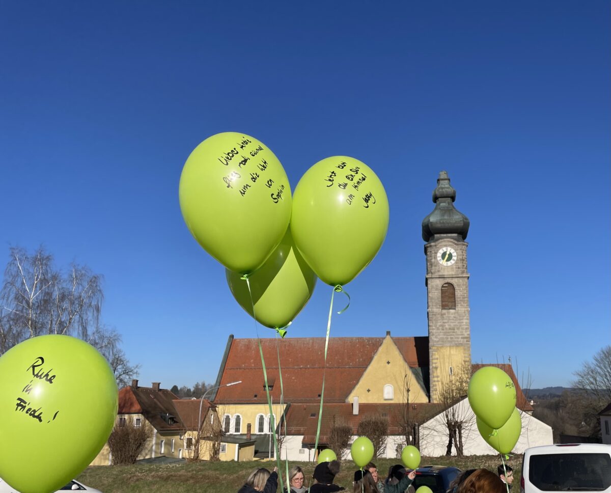 Nach Magdeburg-Attentat: Floß nimmt mit Ballons und Gabalier Abschied von André