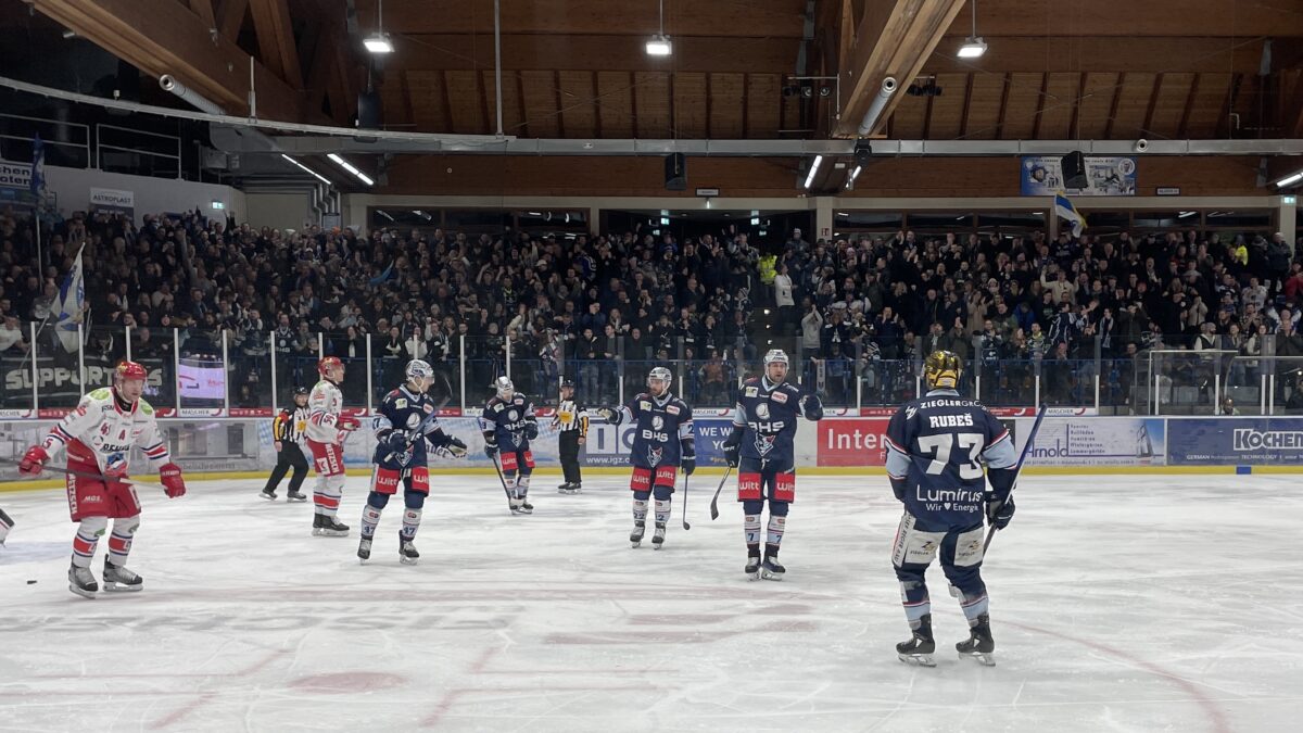 Luca Gläser erzielt den ersten Treffer des Derbys. Seine Teamkollegen kommen zum Gratulieren. Foto: Christian Kaminsky