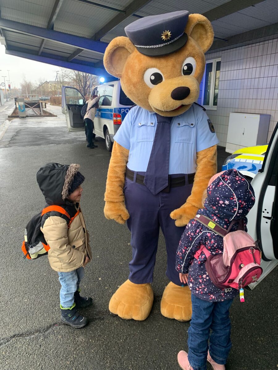 Kinder lernen Bahn-Sicherheit mit Polizeibär Toni