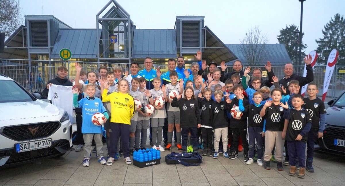 8.000 Euro Spende für Jugendfußball in Wackersdorf