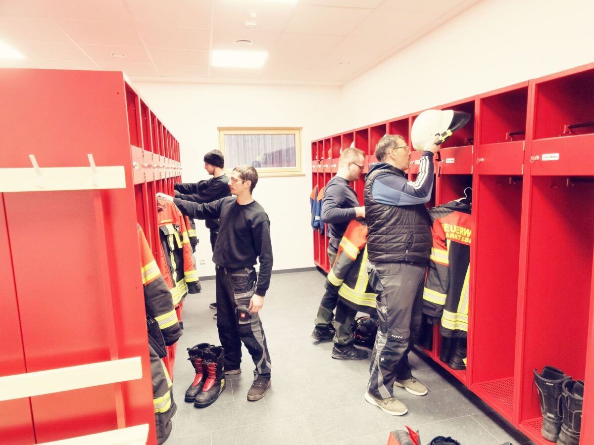 Endlich kann die Feuerwehrmannschaft mit Kommandanten Georg Rauch (re) wieder die Spinde einräumen. Foto: Karl Ziegler