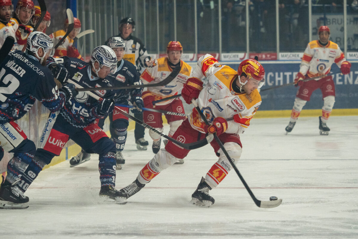 Mit Haken und Ösen kämpften der ESV Kaufbeuren und die Blue Devils Weiden um wichtige Punkte um die Play-Offs. Szene aus dem Spiel in Weiden vom 15.12.24 (Foto: Christian Kaminsky)