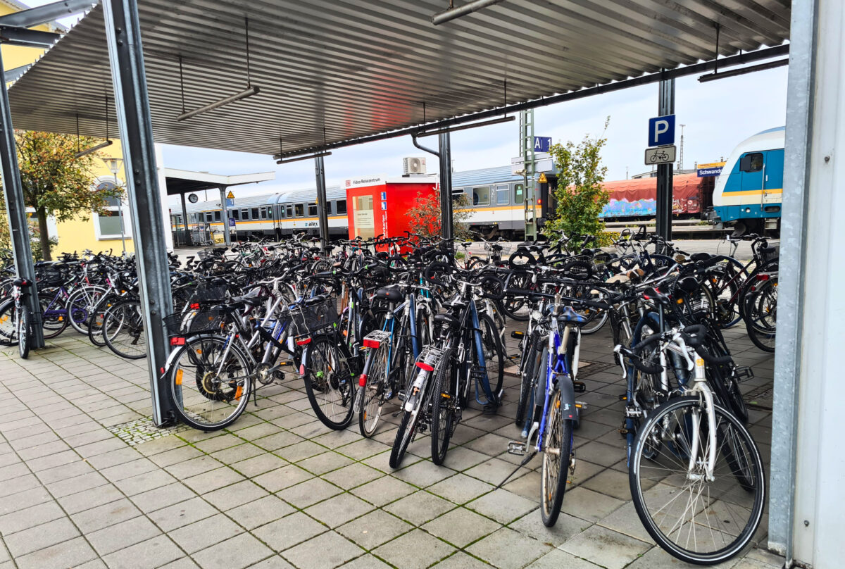 Schwandorf räumt am Bahnhof auf: Fahrräder eingesammelt