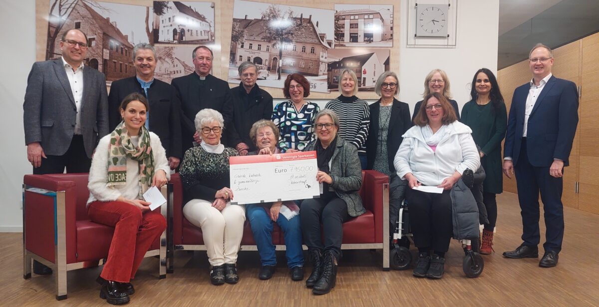 Sparkasse Vohenstrauß spendet knapp 8000 Euro