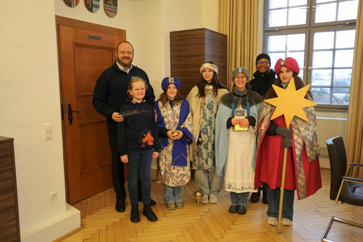Sternsinger 2025 – Königlicher Besuch im Landratsamt