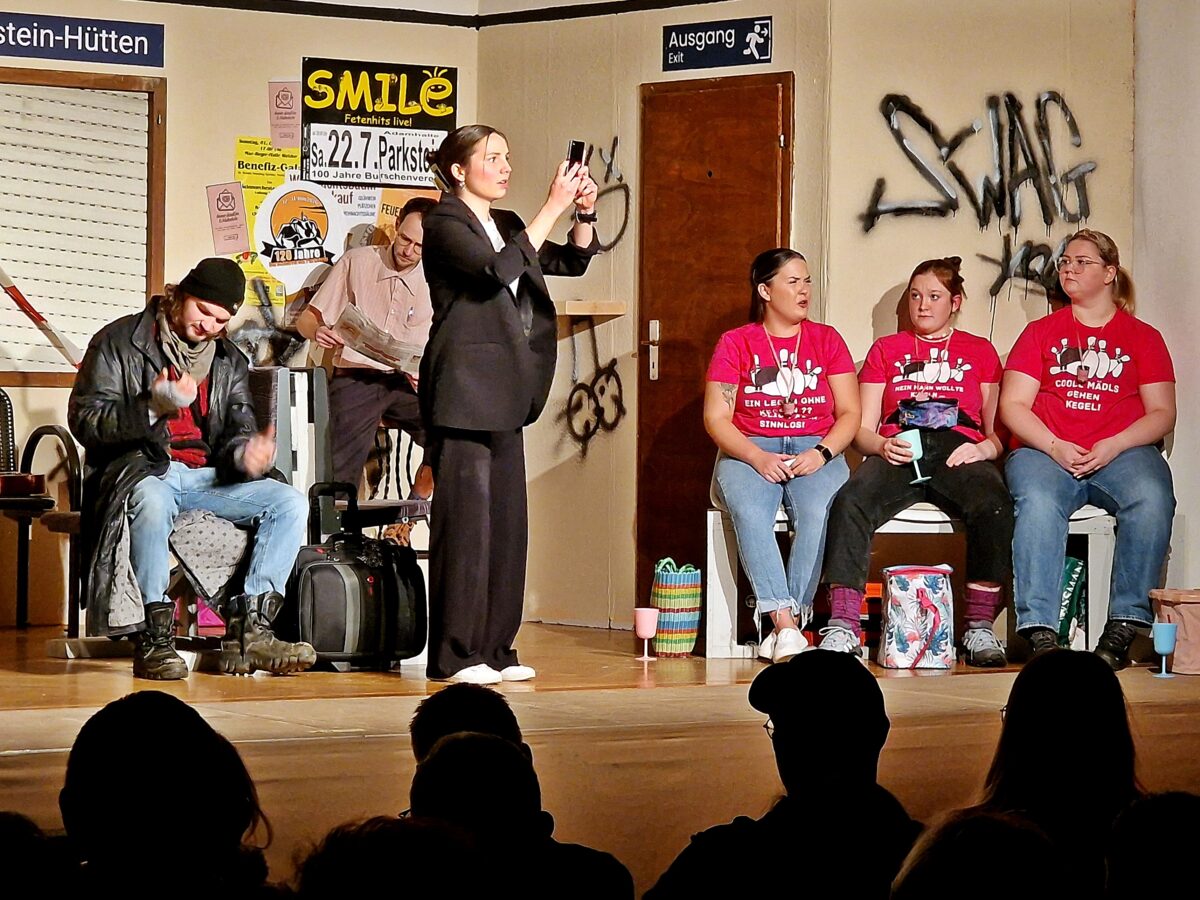 Parksteiner Burschenverein begeistert mit "Das Bahnhofskomplott"