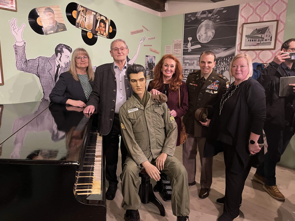 Geburtstagsbesuch bei Elvis