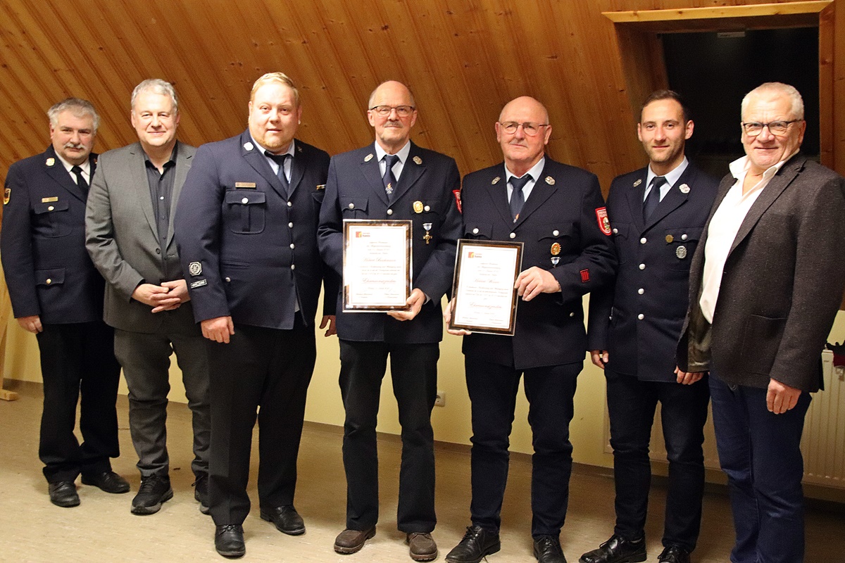 Ein beeindruckter Landrat und zwei neue Ehrenvorsitzende bei der Feuerwehr Ranna