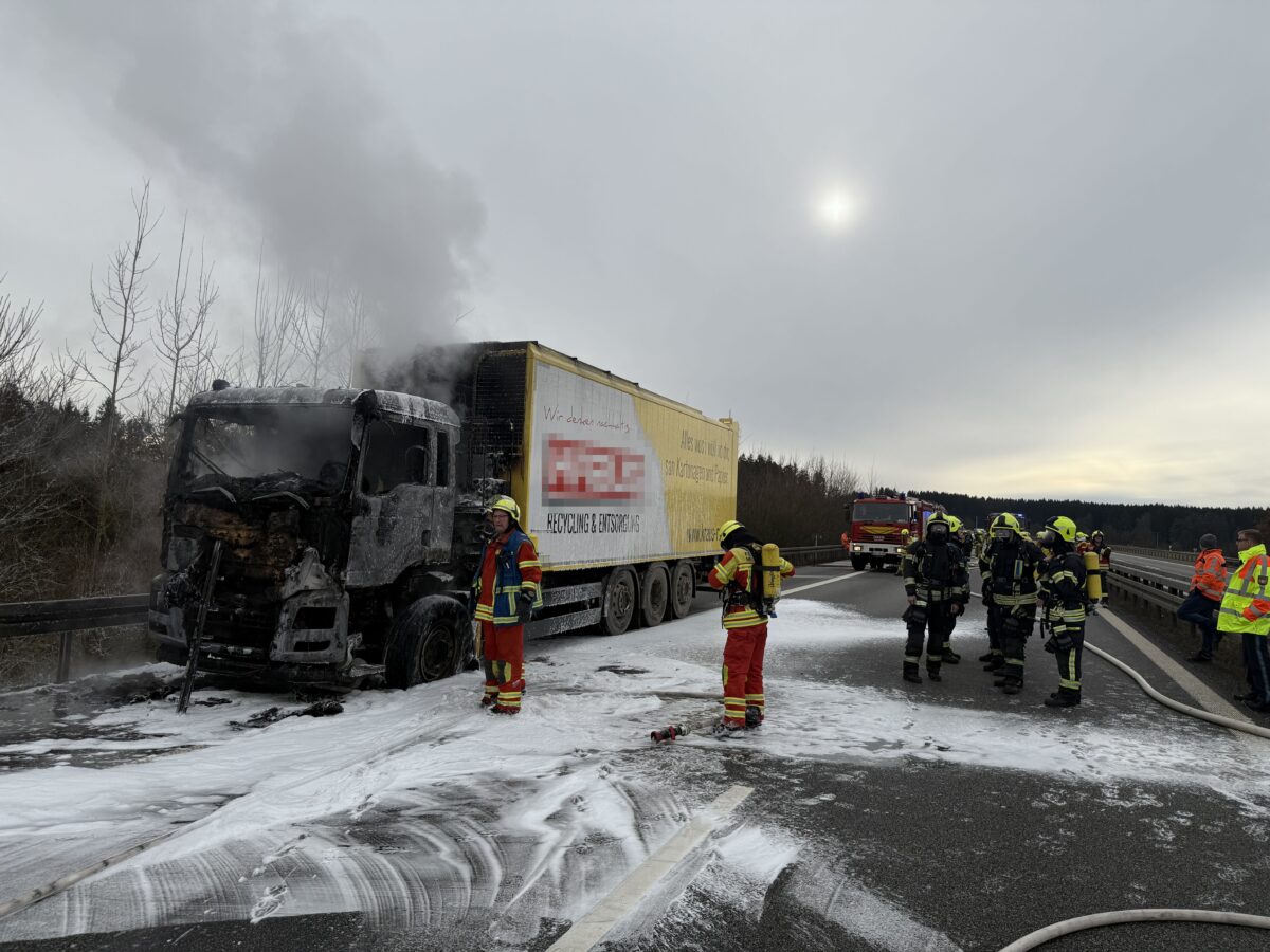 [Update] Lkw-Brand auf A93 bei Neustadt schnell gelöscht