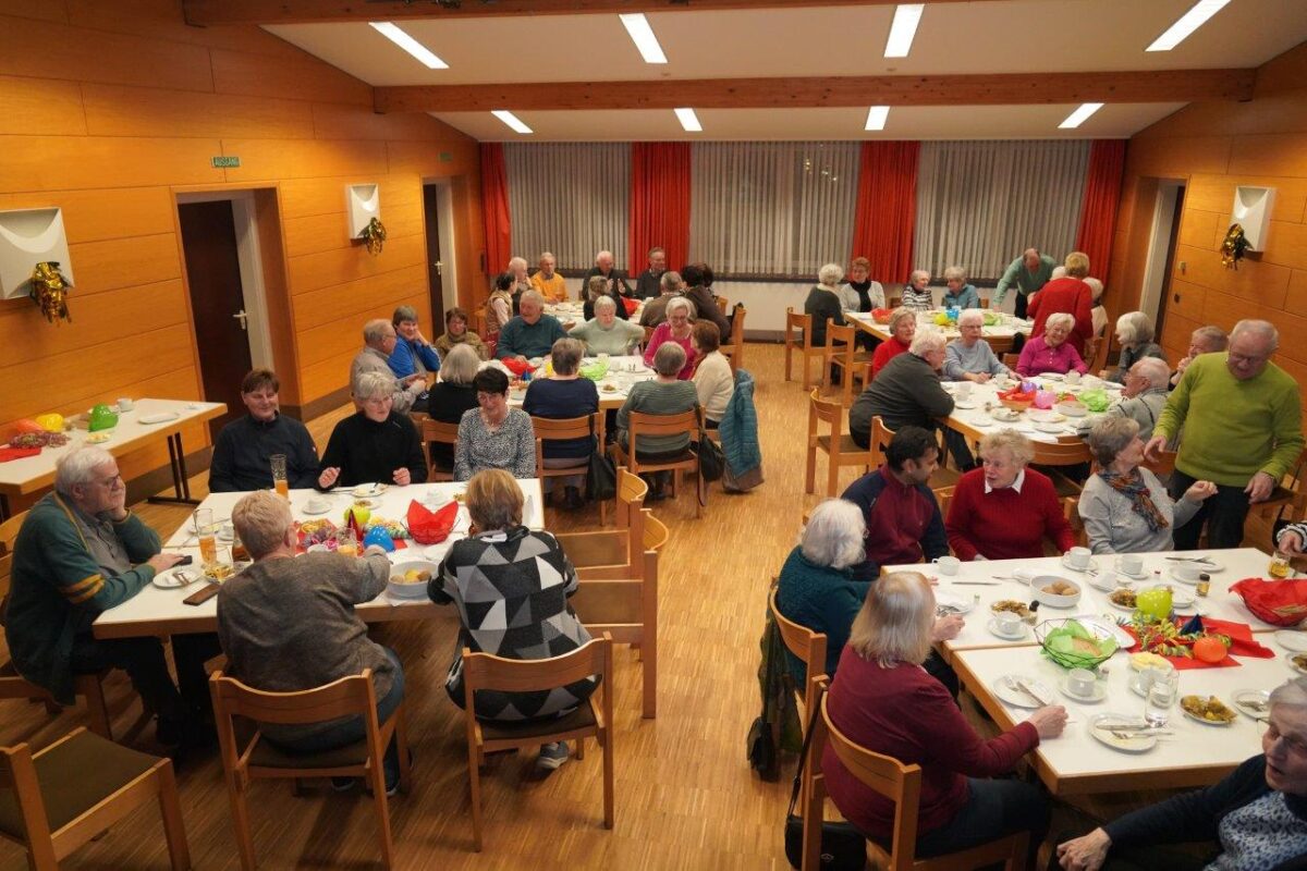 Traditionelles Ausbuttern belebt Gemeinschaft in Weiden