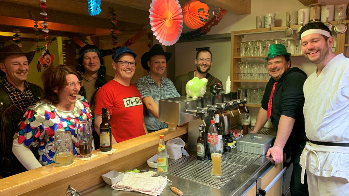 Ein Sheriff zu Besuch beim Faschingsendspurt im Dorftreff Albersrieth