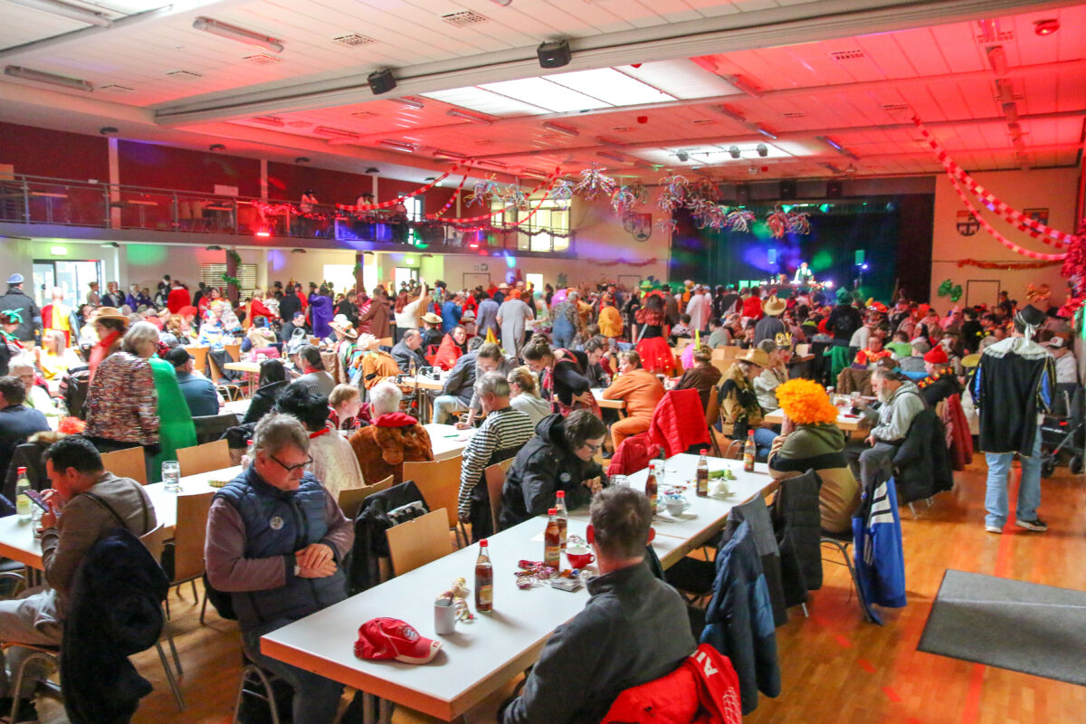 480 Gäste feiern beim Dr. Loew-Faschingsball