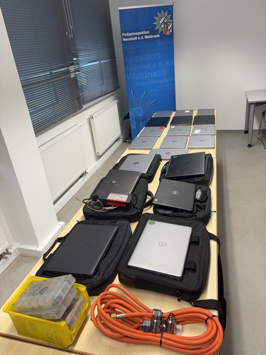 Diebstahl in Flossenbürg: 19 Laptops gestohlen