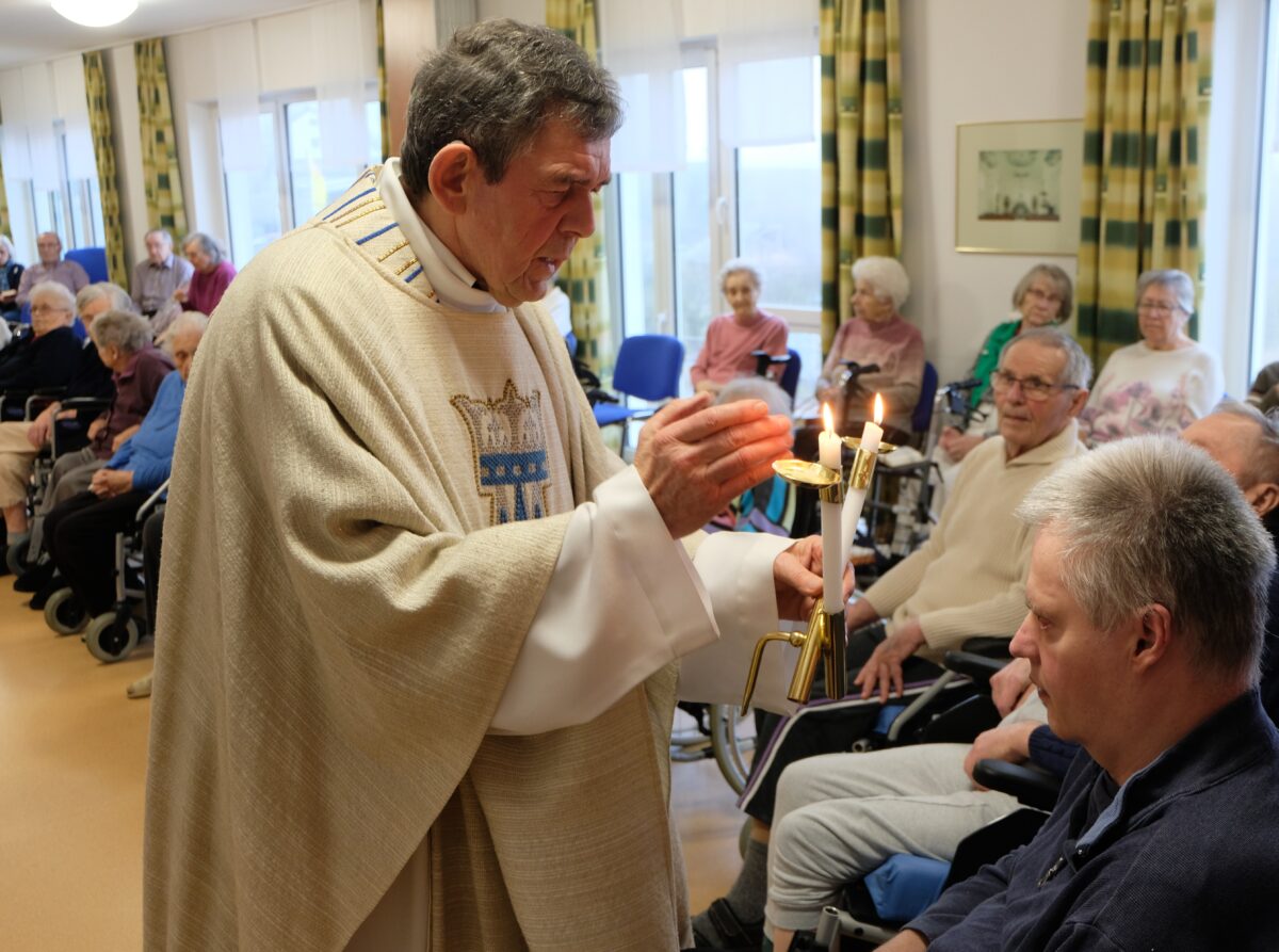 Blasiussegen im Seniorenheim gespendet