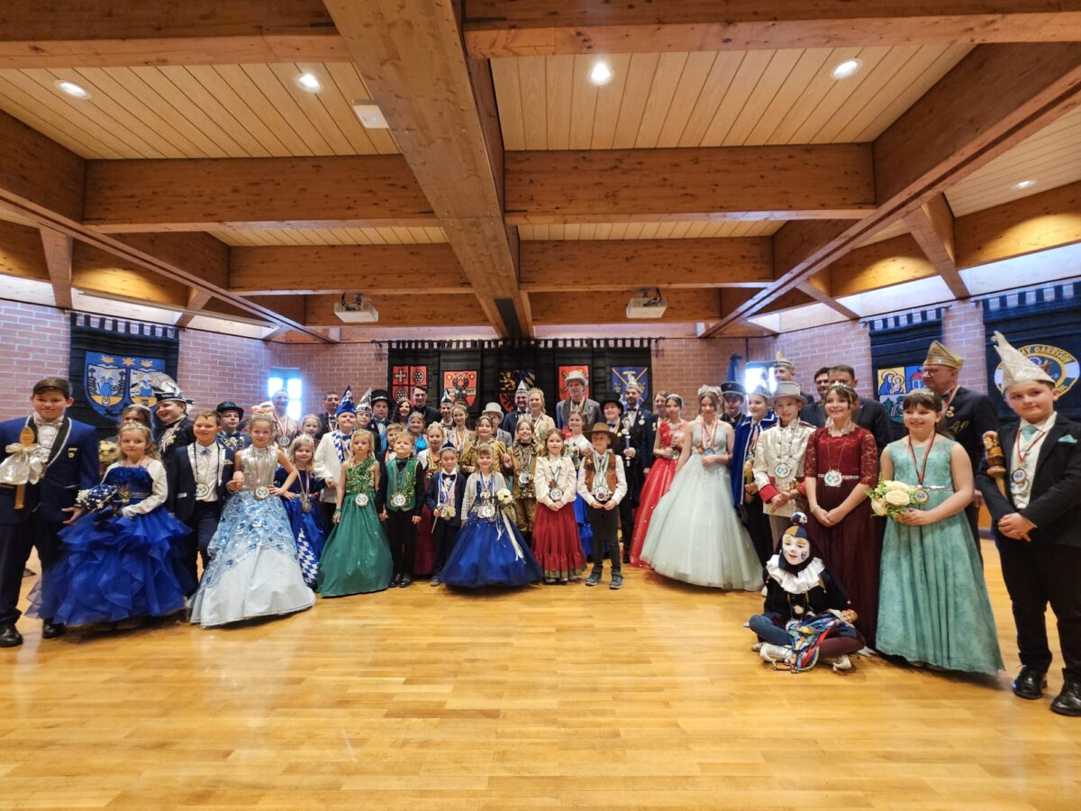 Farbenfrohes Gardetreffen begeistert Weiden