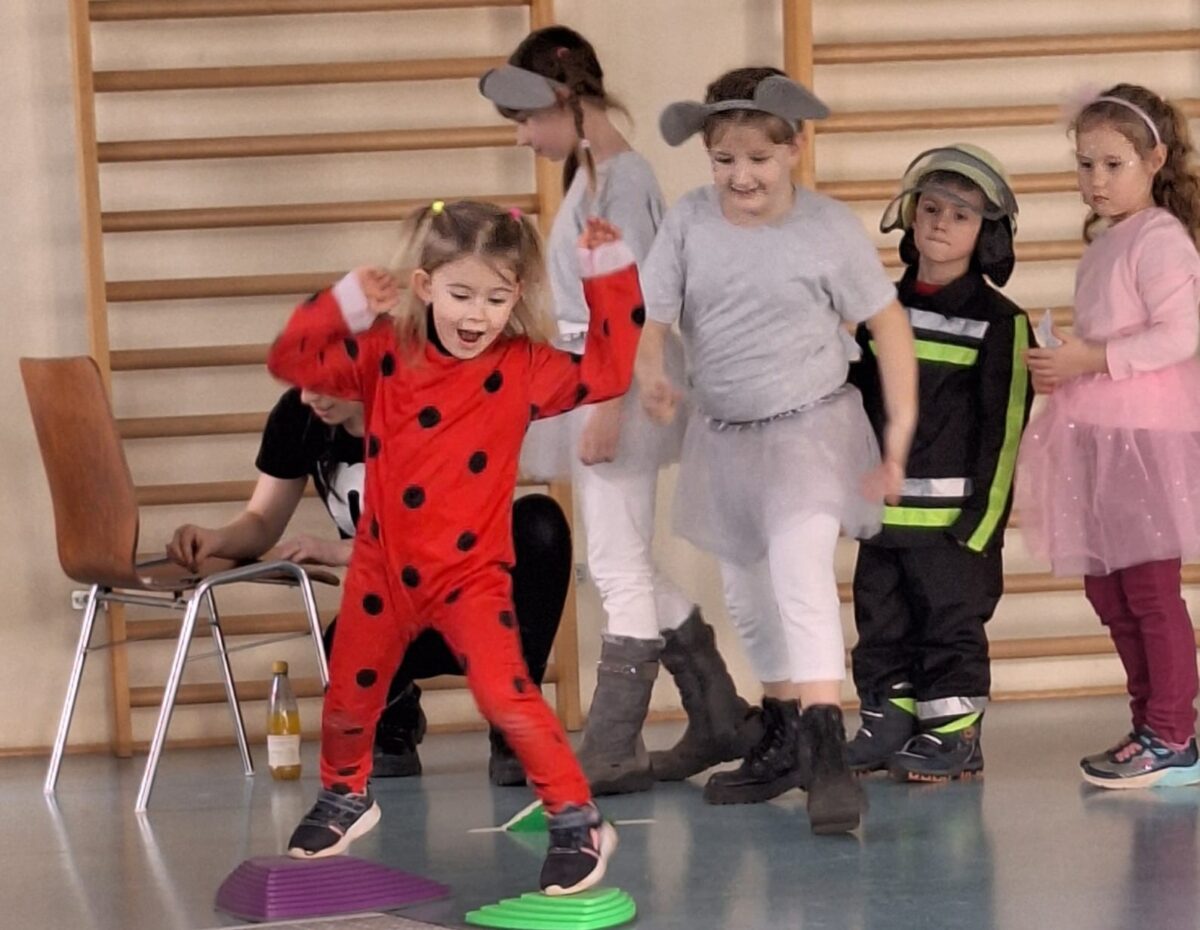 Buntes Treiben beim Kinderfasching in Grafenwöhr