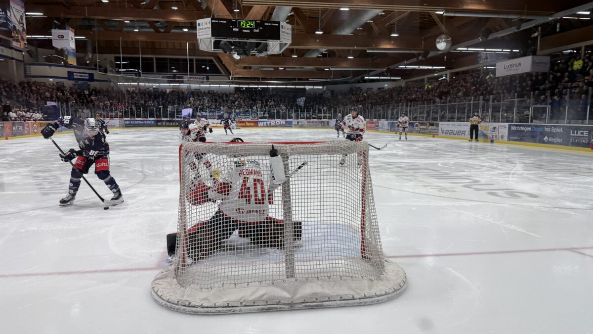 Tyler Ward punktete zuletzt 19 Spiele in Serie immer. Auch gegen den EHC Freiburg hatte der Kanadier die Möglichkeit auf Tore wie in dieser Szene aus dem Heimspiel gegen den EHC Freiburg vom 28.12.24. Foto: Christian Kaminsky