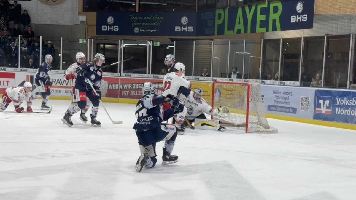 Tomas Rubes erzielte per sehenswerter Direktabnahme den ersten Treffer im vierten Oberpfalzderby dieser DEL 2 - Saison. Foto: Christian Kaminsky