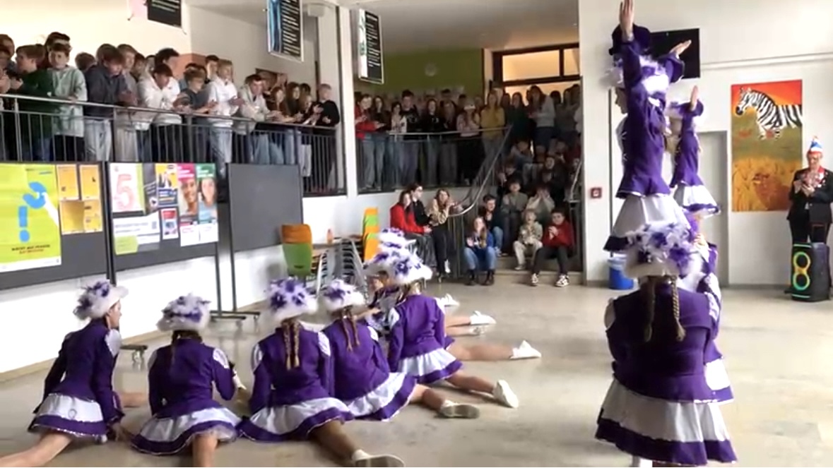 Eschenbacher Jugendgarde begeistert die Wirtschaftsschule Eschenbach