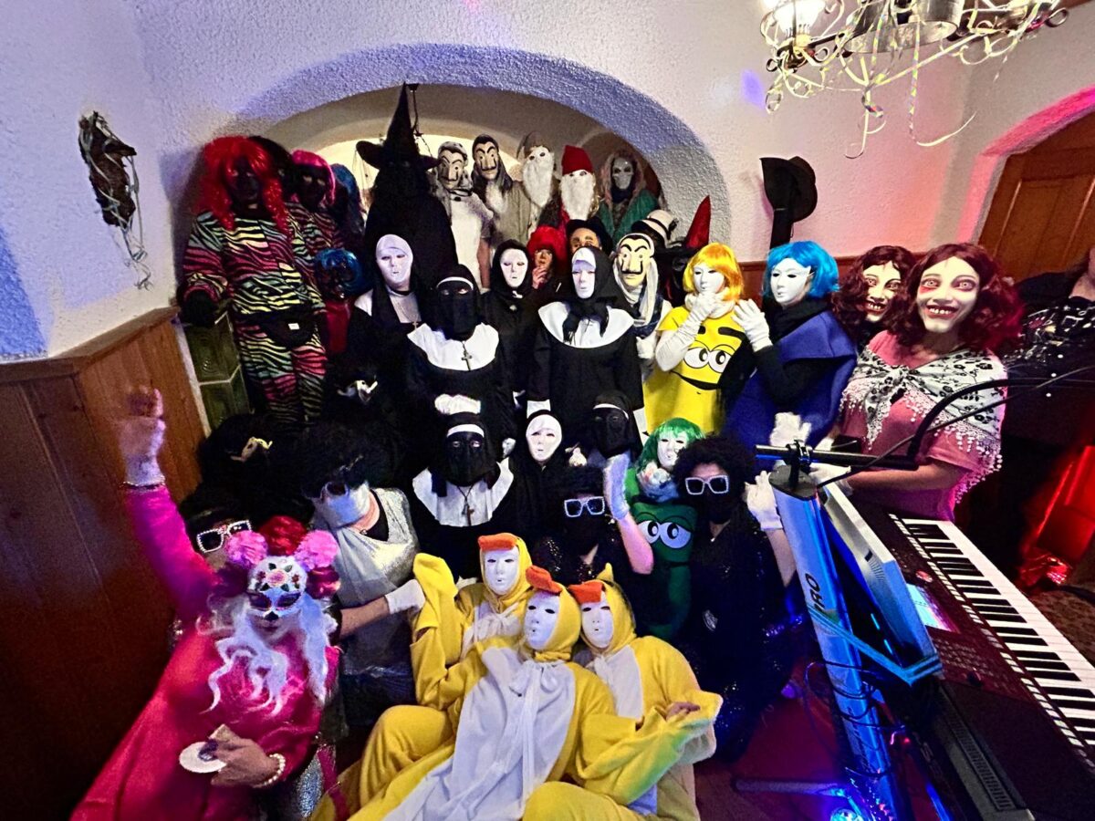 Maskierte Singstunde lockt Rekordzahl in Pleystein