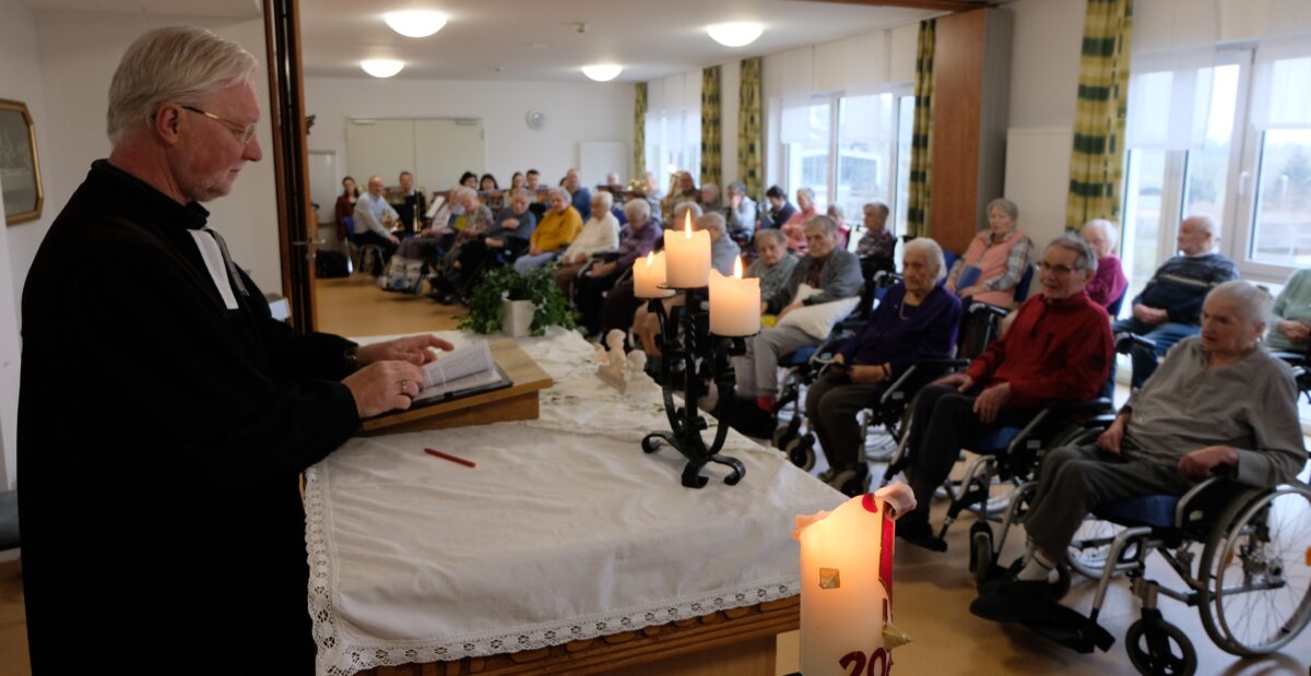 Musikalische Andacht begeistert Senioren im Flosser Wohnheim "Am Reiserwinkel"