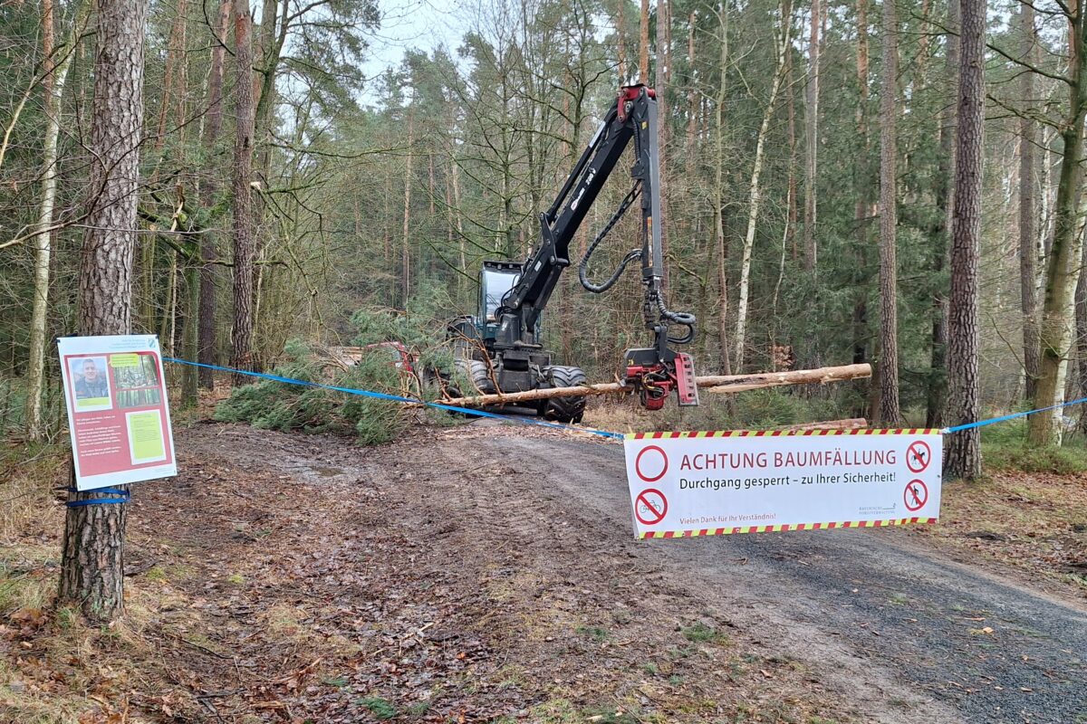 Wir machen den Weg (wieder) frei: Baustellenkommunikation im Wald durch Hinweisschild und Banner