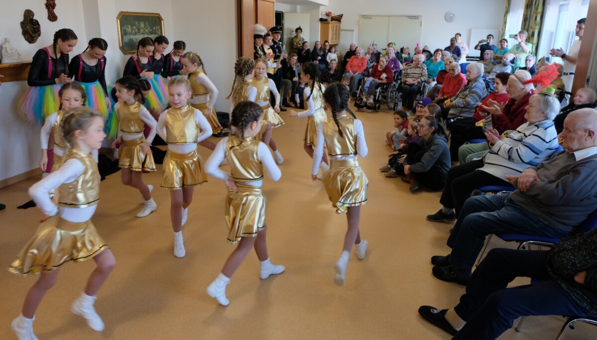 Neustadts Prinzengarden begeistern im Seniorenheim