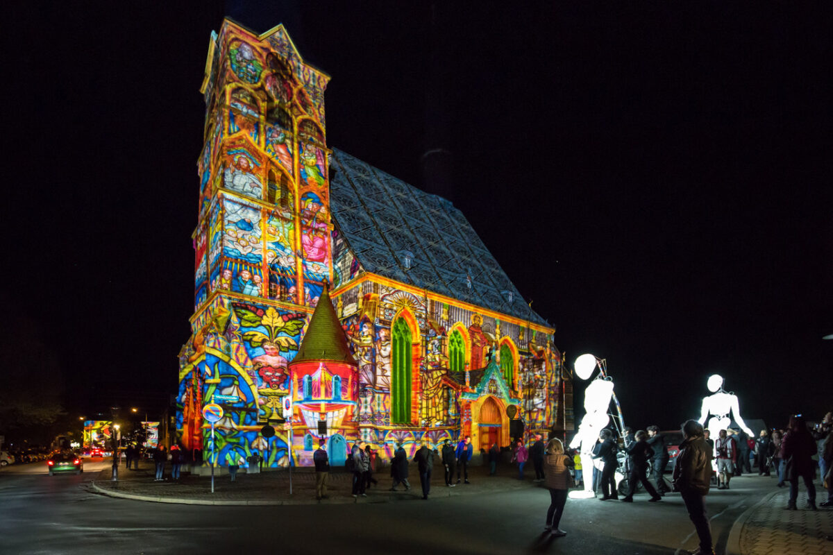 Tipp: Fulminantes Video-Mapping und Riesen-Puppen an der Kathedrale in Pilsen
