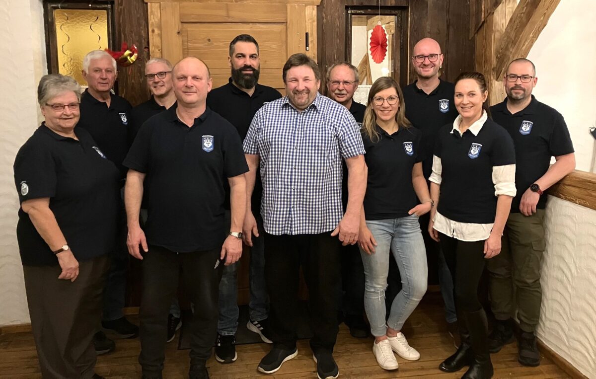 Schreiner Schorsch kleidet TSV Pressath Förderkreis ein