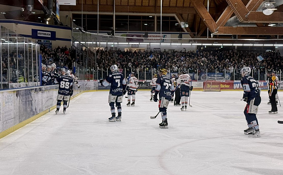 1:7-Niederlage - die Fans feiern die Blue Devils trotzdem
