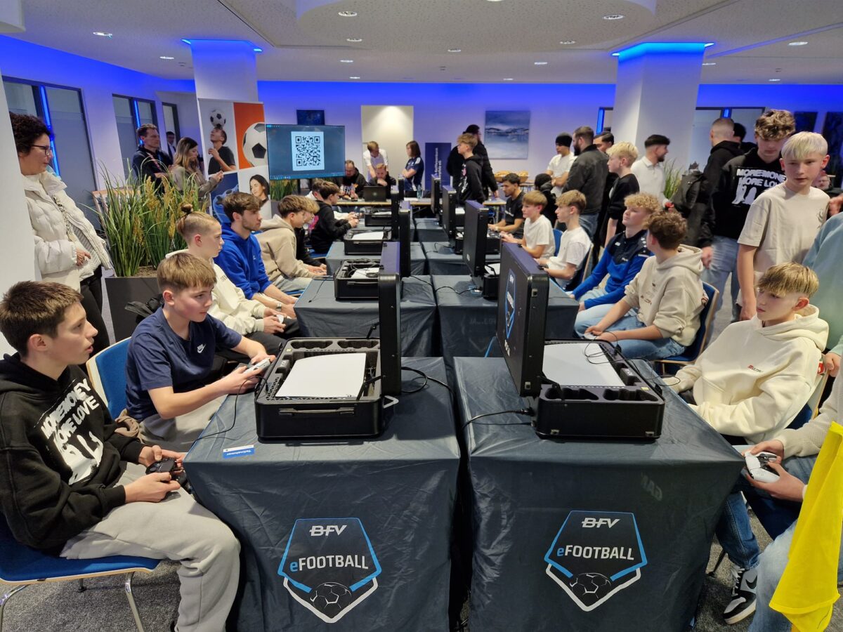 U14 der SpVgg SV Weiden stark am Ball - auch an der Konsole