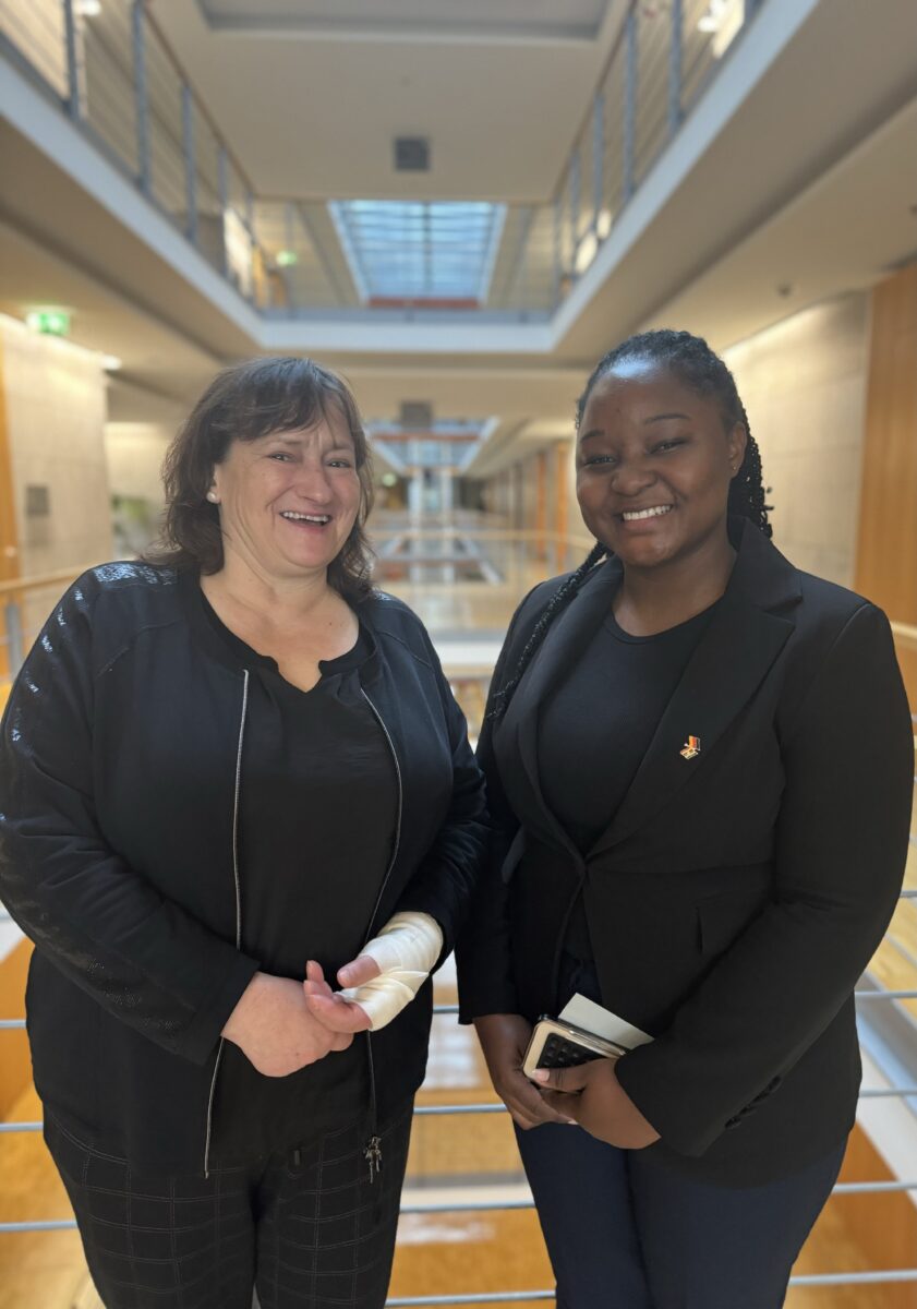 Ugandische Stipendiatin erkundet deutsches Parlament