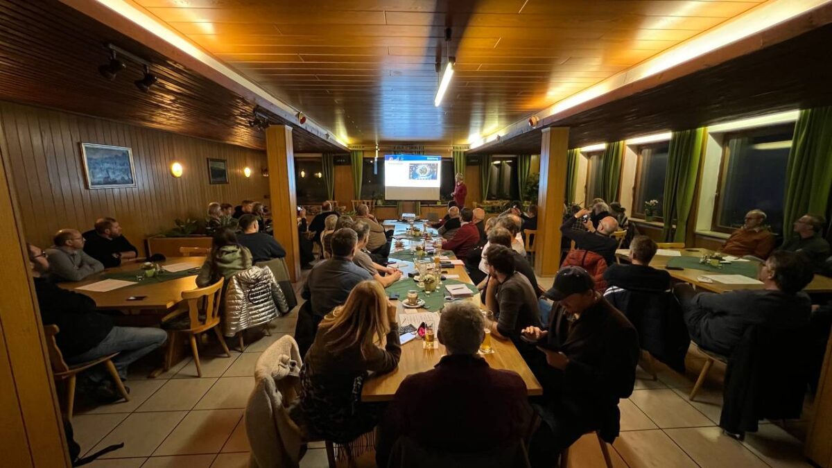 Meilenstein erreicht: 100. Mitglied wird begrüßt.