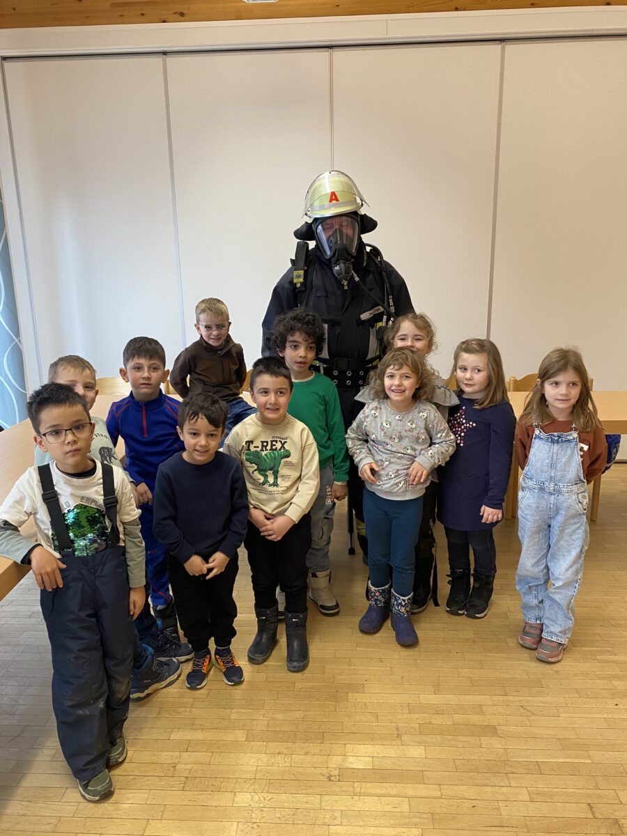 Vorschulkinder lernen bei der Feuerwehr Waldsassen