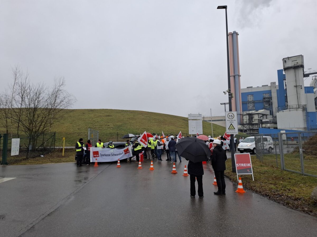 Warnstreiks in Schwandorf für faire Löhne